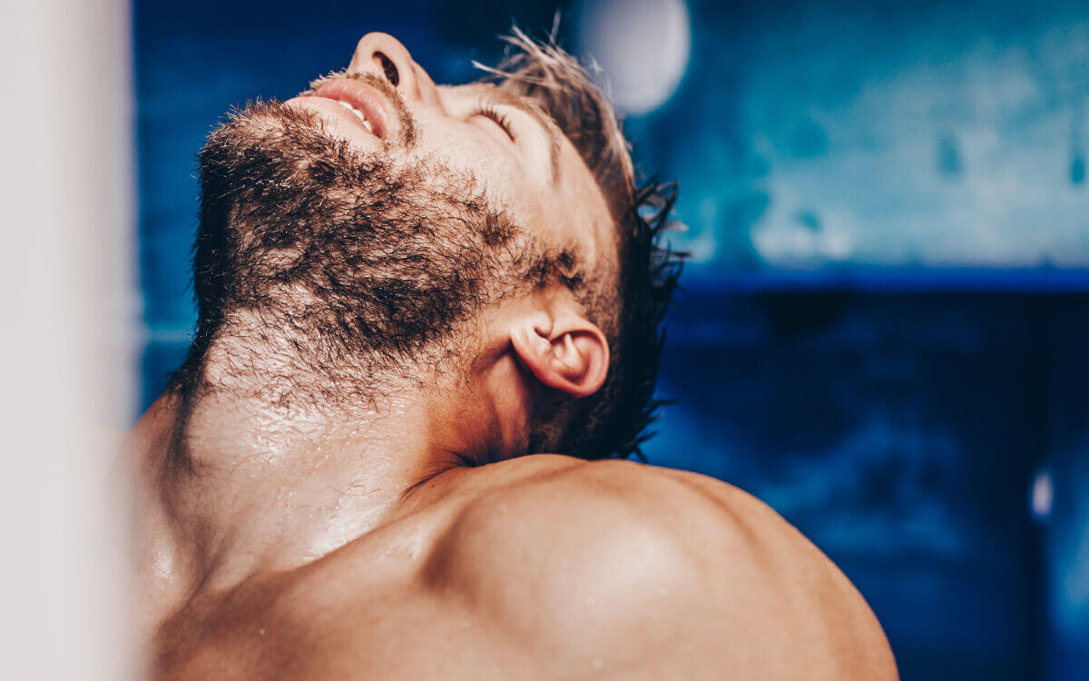 Sexgeschichte Blowjob, Flugzeug, Mile High Club Symbolbild: Ein Mann mit nacktem Oberkörper legt genussvoll den Kopf in den Nacken. Englisch: Sex story Blowjob, airplane, Mile High Club Symbolic image: A man with a naked upper body tilts his head back with pleasure.