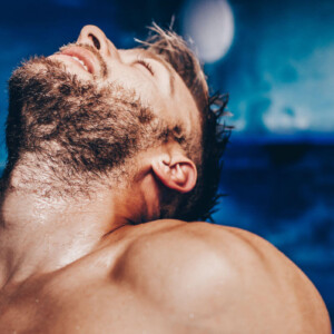 Sexgeschichte Blowjob, Flugzeug, Mile High Club Symbolbild: Ein Mann mit nacktem Oberkörper legt genussvoll den Kopf in den Nacken. Englisch: Sex story Blowjob, airplane, Mile High Club Symbolic image: A man with a naked upper body tilts his head back with pleasure.