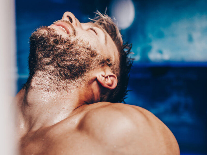 Sexgeschichte Blowjob, Flugzeug, Mile High Club Symbolbild: Ein Mann mit nacktem Oberkörper legt genussvoll den Kopf in den Nacken. Englisch: Sex story Blowjob, airplane, Mile High Club Symbolic image: A man with a naked upper body tilts his head back with pleasure.